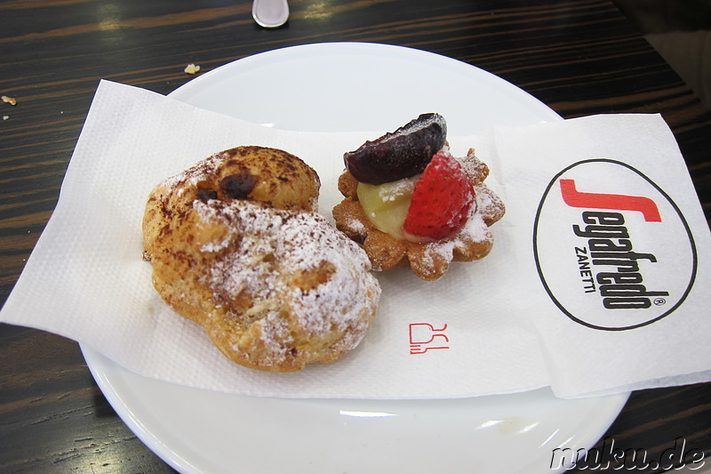 Italienisches Frühstück in einem Bistro bei unserer Unterkunft in Pisa, Italien