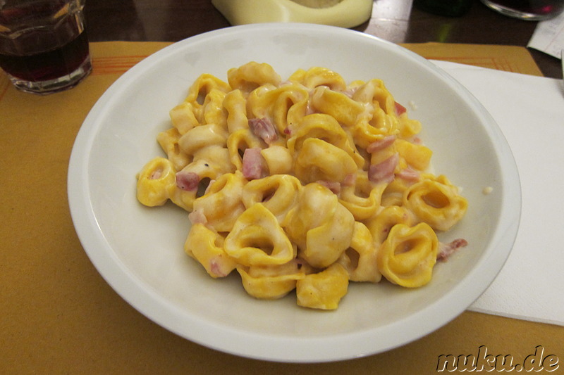 Italienisches Nudelgericht im Restaurant Osteria dell Orsa in Bologna, Italien