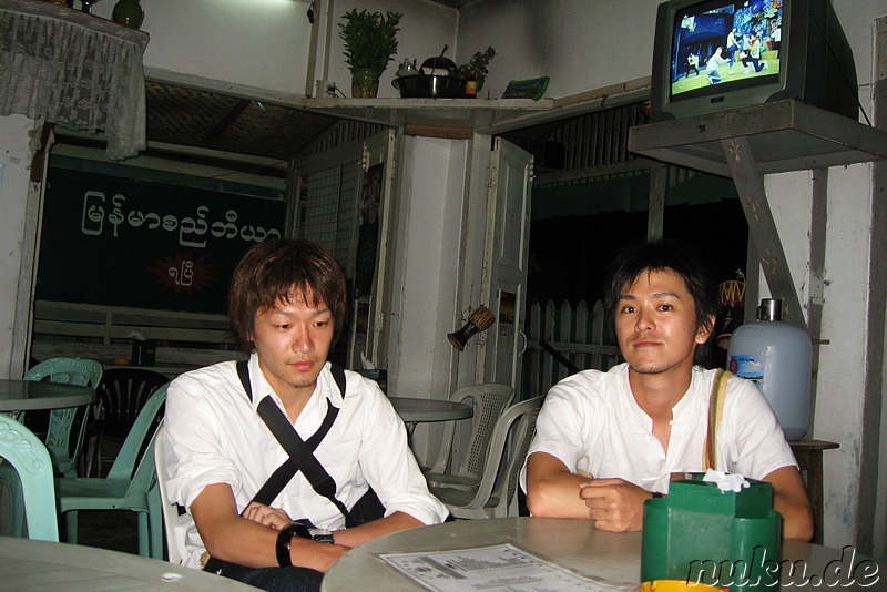Japanische Touristen in Nyaungshwes Beer Station