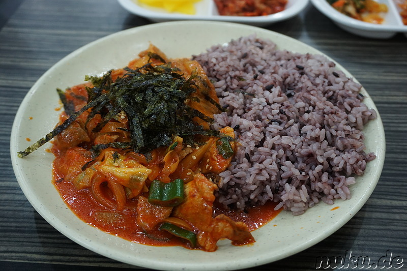 Jeyukdeopbab (제육덮밥) - Gebratenes Schweinefleisch mit Reis