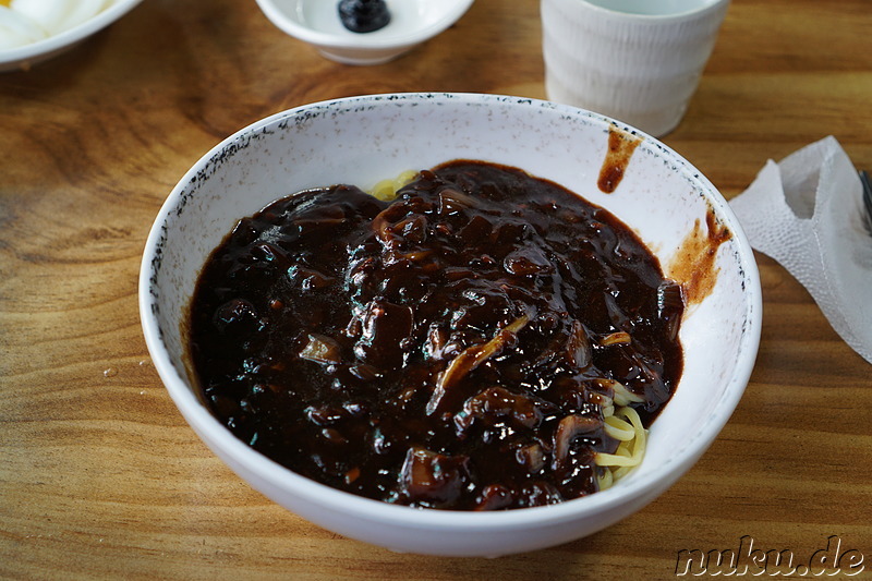 Jjajangmyeon (짜장면) in einem chinesischen Restaurant in Bupyeong, Incheon, Korea