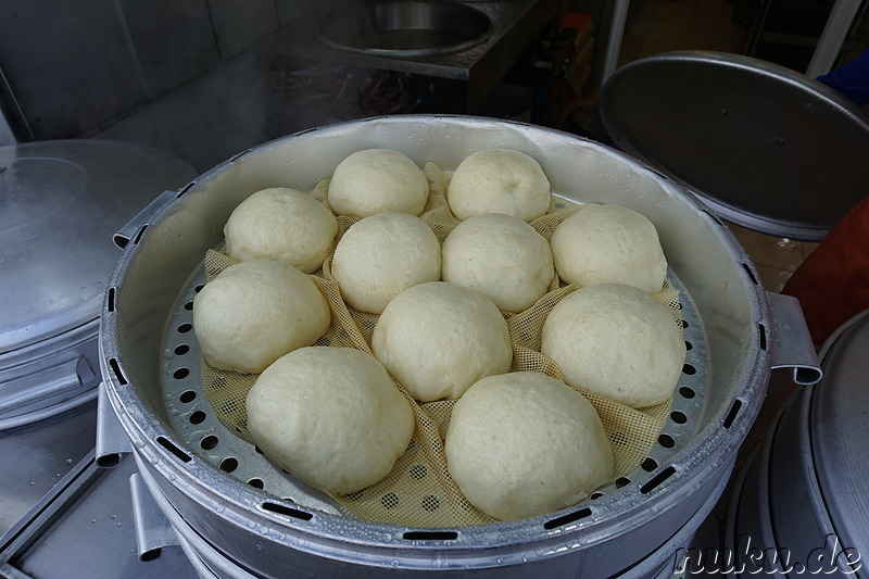 Jjinbbang (찐빵) - gedünstetes weiches Brötchen mit einer Füllung aus roter Adzukibohnenpaste