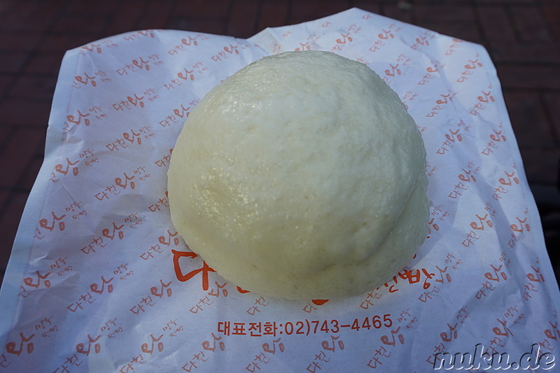 Jjinbbang (찐빵) - gedünstetes weiches Brötchen mit einer Füllung aus roter Adzukibohnenpaste