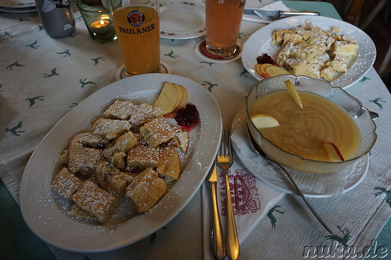 Kaiserschmarrn mit Apfelmus im Alpengasthof Brucker in Aschau, Bayern