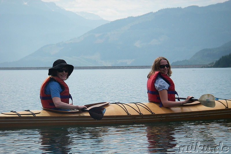 Kajaktour auf dem Revelstoke Lake, Kanada