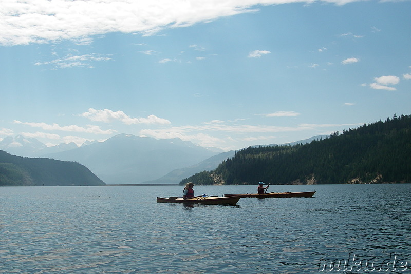 Kajaktour auf dem Revelstoke Lake, Kanada