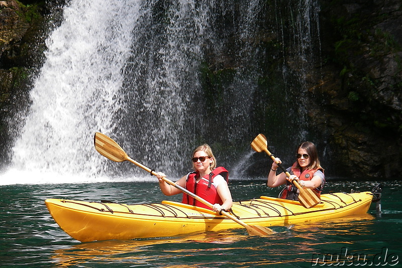 Kajaktour auf dem Revelstoke Lake, Kanada