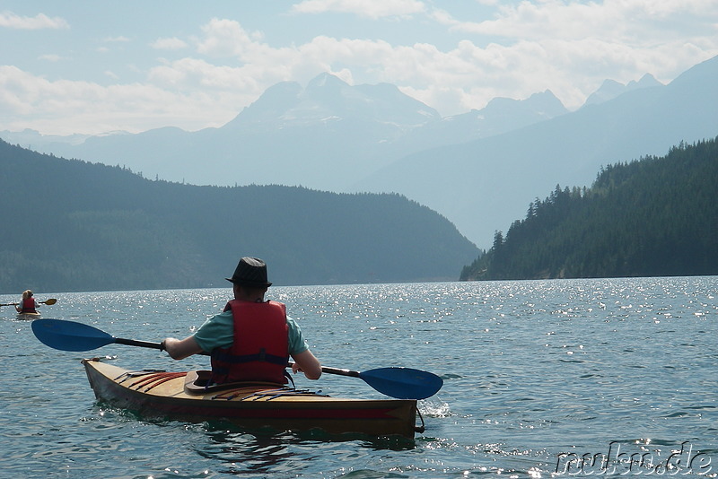 Kajaktour auf dem Revelstoke Lake, Kanada