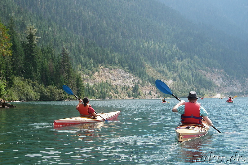 Kajaktour auf dem Revelstoke Lake, Kanada