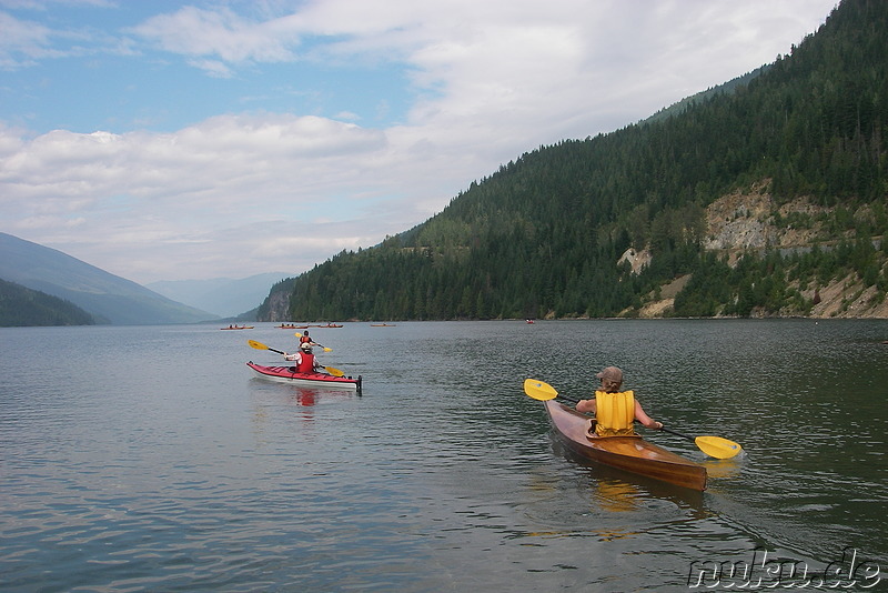 Kajaktour auf dem Revelstoke Lake, Kanada