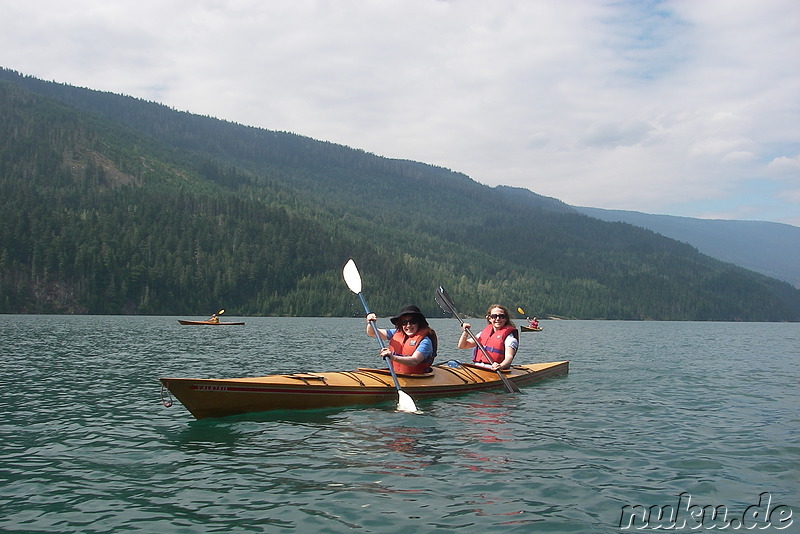 Kajaktour auf dem Revelstoke Lake, Kanada