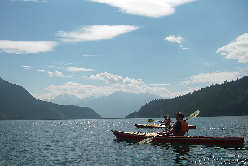 Kajaktour auf dem Revelstoke Lake, Kanada