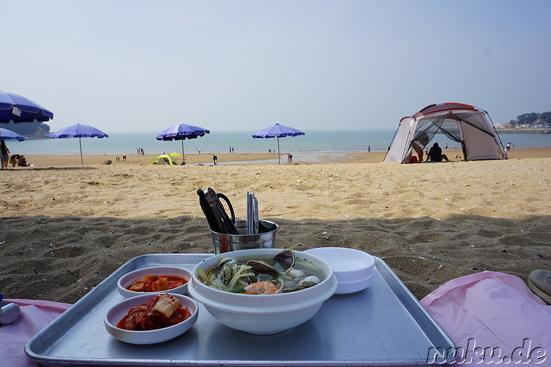 Kalguksu Nudelsuppe mit Meeresfrüchten (해물칼국수) am Eulwangli Strand (을왕리해수육장)