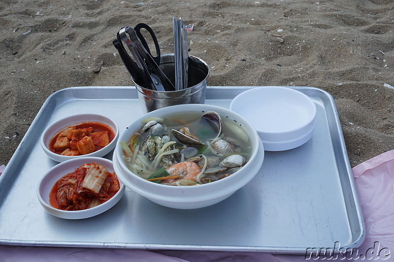 Kalguksu Nudelsuppe mit Meeresfrüchten (해물칼국수) am Eulwangli Strand (을왕리해수육장)