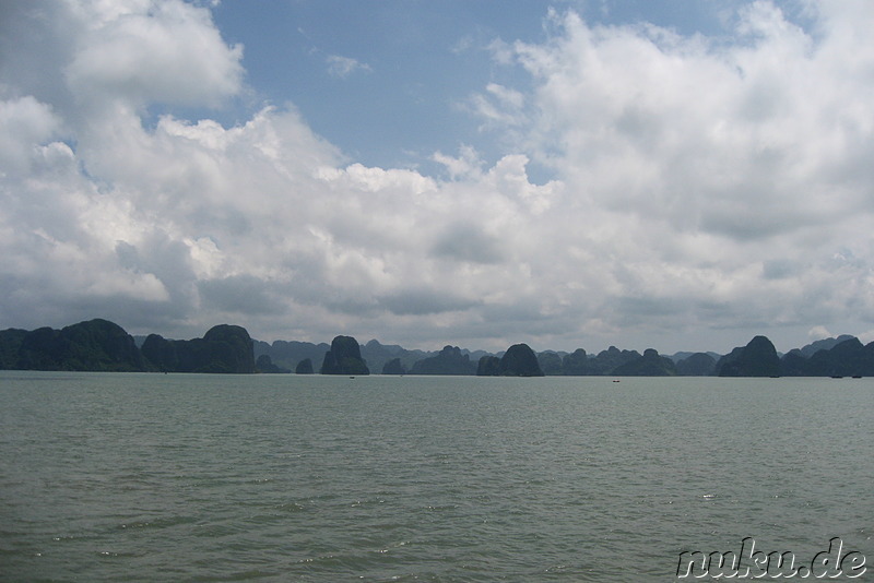 Kalkfelsen der Halong Bucht am Horizont, in Vietnam