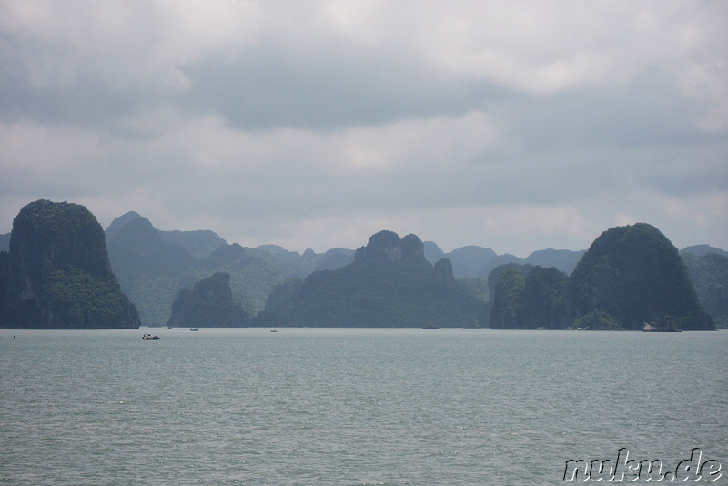 Kalkfelsen der Halong Bucht am Horizont, in Vietnam