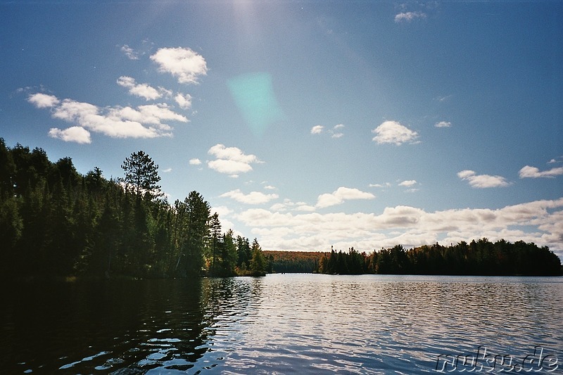 Kanutour auf einem See im Algonquin Provincial Park in Ontario, Kanada