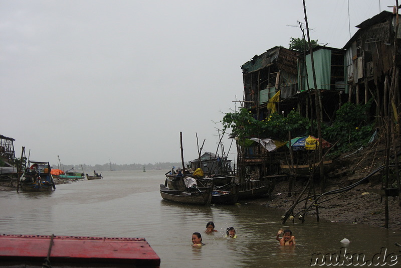 Kinder baden im Mekong