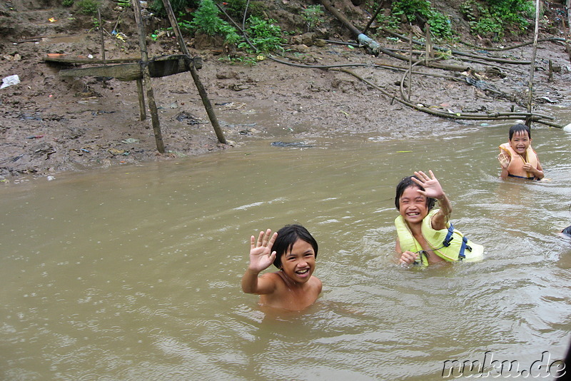 Kinder baden im Mekong