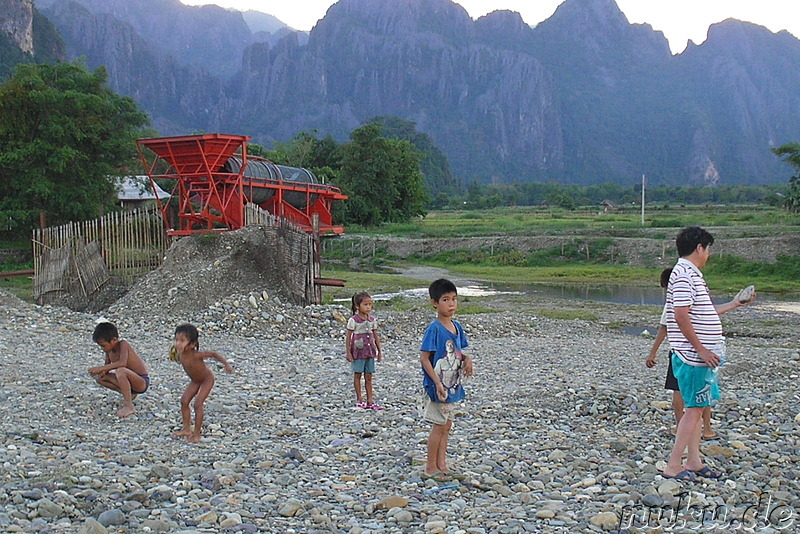 Kinder spielen am Fluss