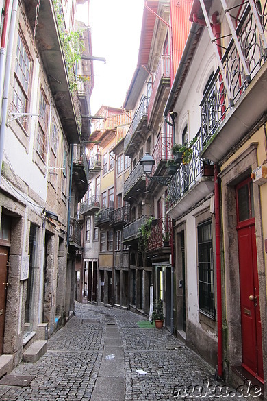 Kleine Gassen in der Altstadt von Porto, Portugal