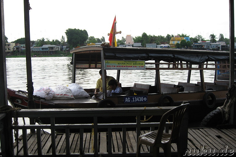 Kleines Boot von Delta Adventure legt an der Fischfarm an