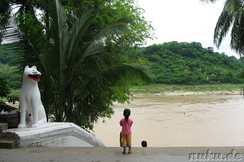 Kleines laotisches Mädchen am Mekong