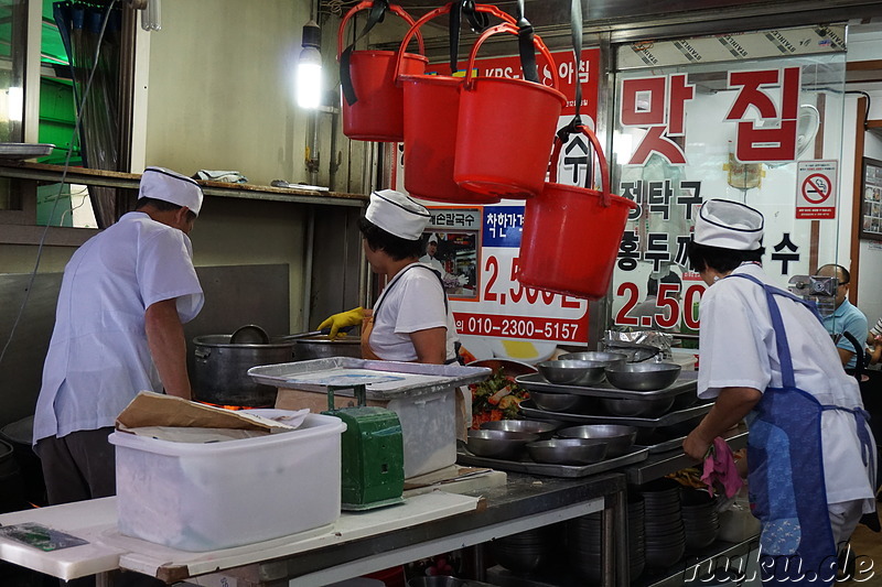 Kleines Restaurant im Bupyeong Markt in Incheon, Korea