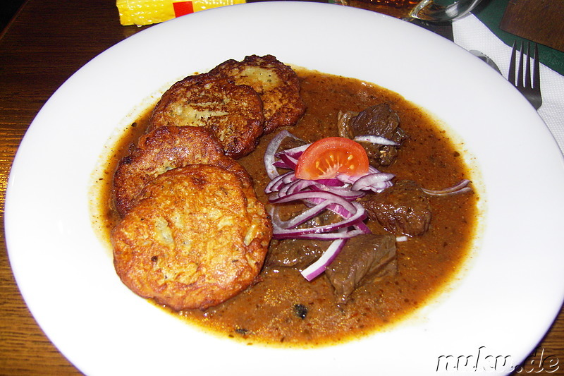 Knödel & Gulasch in einer Kneipe in Prag, Tschechien