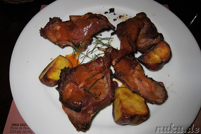 Knuspriges, geröstetes Meerschweinchen im Inka Grill, Cusco, Peru
