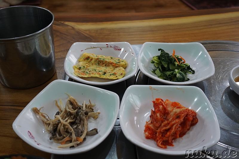 Koreanische Beilagen: Gekochtes Ei, Pilze, Kimchi