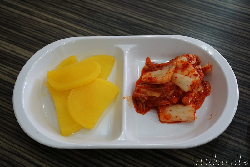 Koreanische Beilagen: Rettich und Kimchi