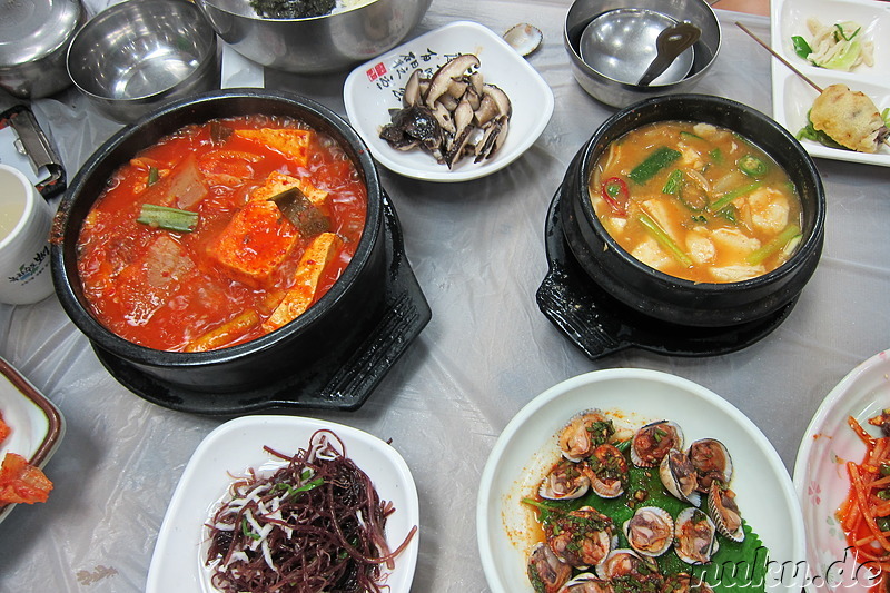 Koreanische Eintöpfe: Kimchi-Eintopf (김치찌개), Sojabohnen-Eintopf (된장찌개)