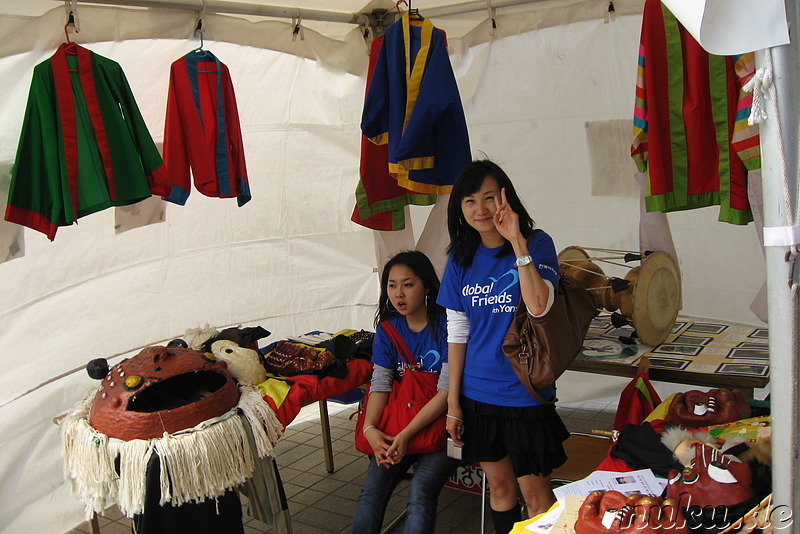 Koreanische Kleidung und Masken