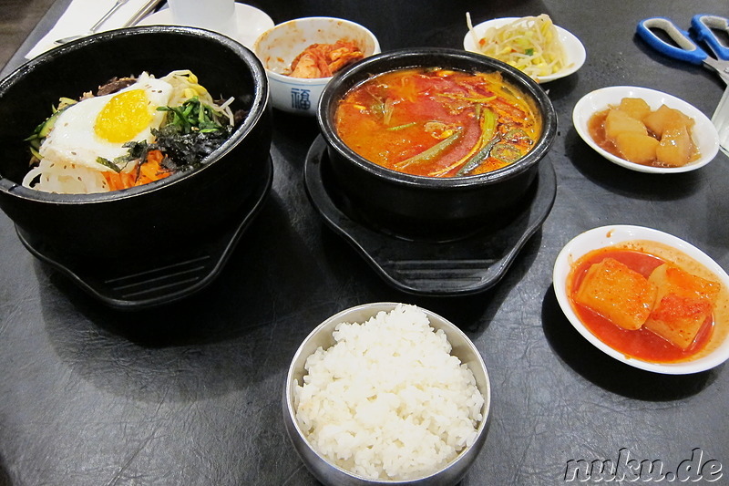 Koreanischer Eintopf und Reis mit Gemüse im heißen Steintopf (Dolsot-Bibimbab 돌솥비빔밥)