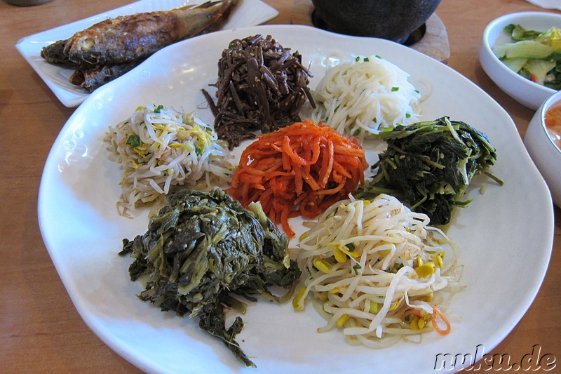 Koreanisches Gemüse, wird mit dem Gerstenreis vermischt (Boribab-Bibimbab; 보리밥비빔밥)