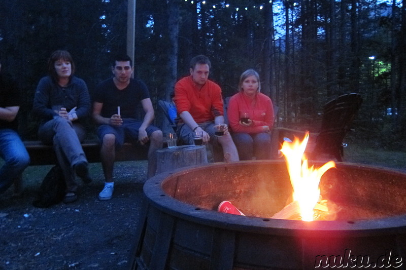 Lagerfeuer am HI Lake Louise Hostel im Banff National Park, Kanada