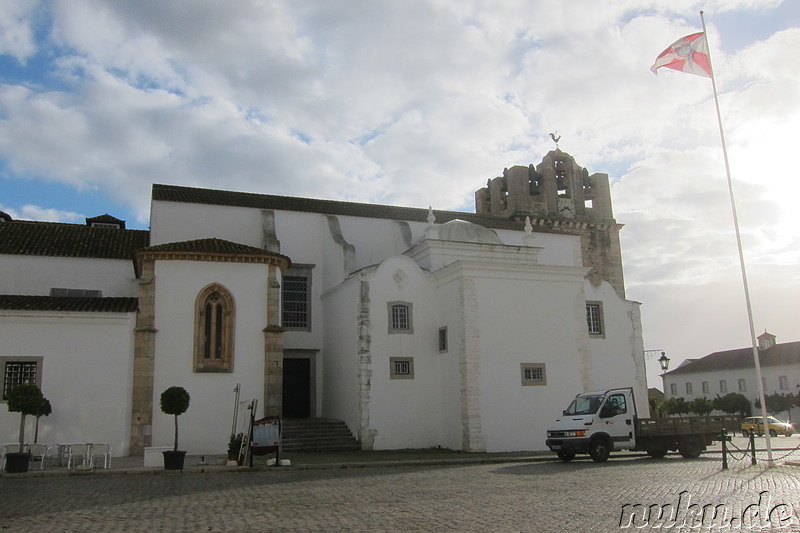 Largo de Se - Großer Platz im alten Stadtkern von Faro, Portugal