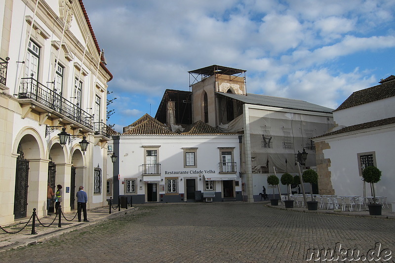Largo de Se - Großer Platz im alten Stadtkern von Faro, Portugal