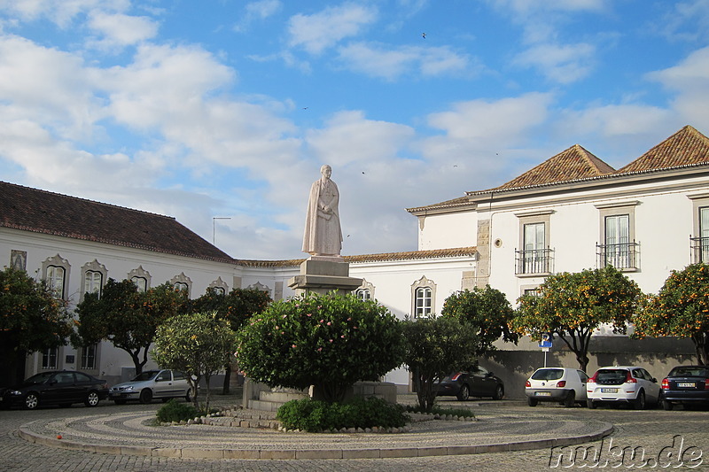 Largo de Se - Großer Platz im alten Stadtkern von Faro, Portugal