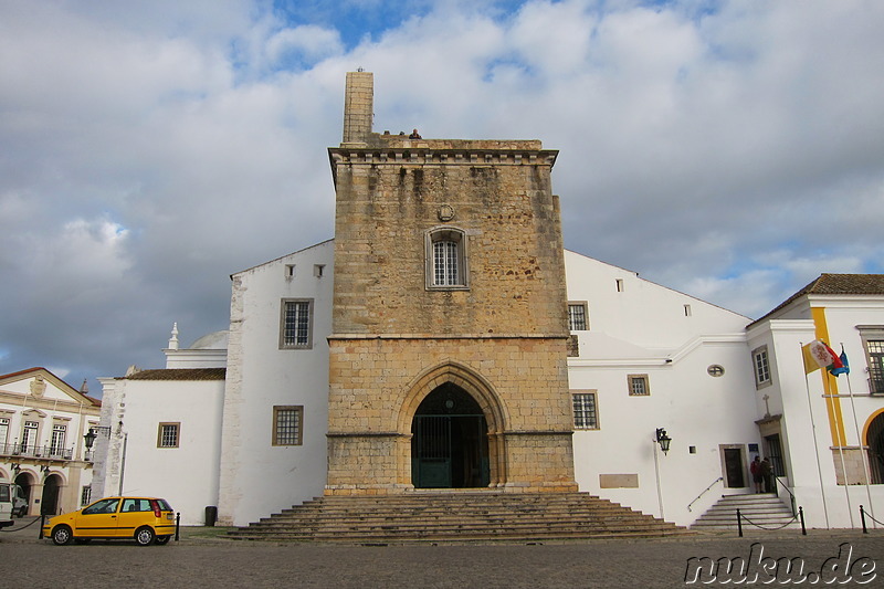 Largo de Se - Großer Platz im alten Stadtkern von Faro, Portugal