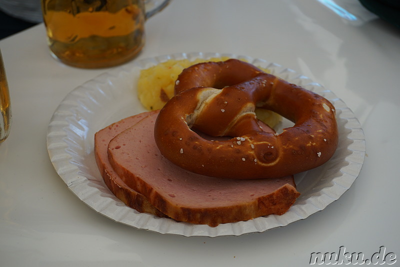 Leberkäse und Brezel auf dem Richtfest im Bauzentrum Poing, Bayern