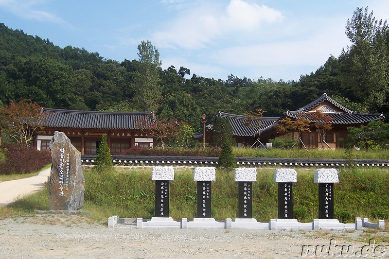 links das angebliche Museum, rechts ein Familienhaus