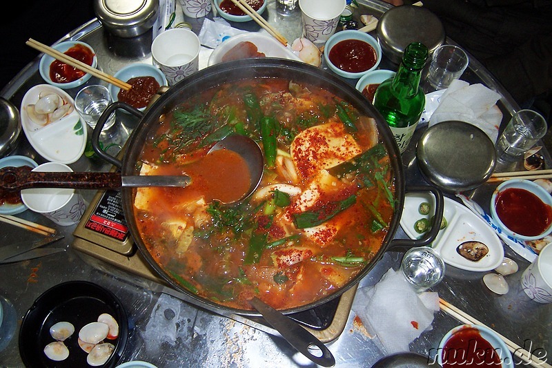 Mae-un-tang (매운탕) - Scharfe Fischsuppe mit Tofu