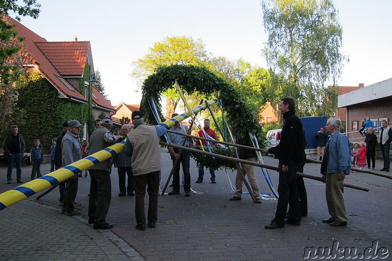 Maibaumaufstellen in Wulfsen