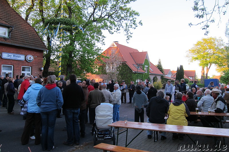 Maibaumaufstellen in Wulfsen