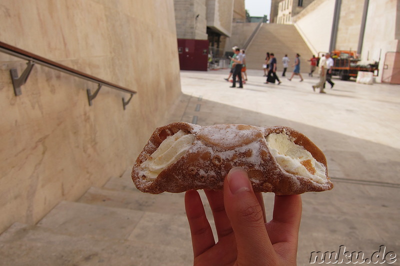 Maltesische Snacks aus einer Pastizzeria in Valletta, Malta