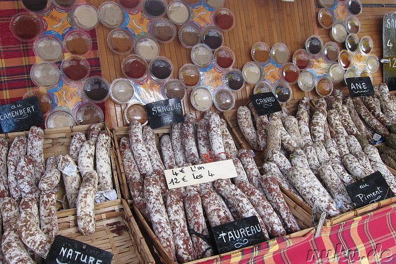 Markt in Bonnieux im Naturpark Luberon, Frankreich