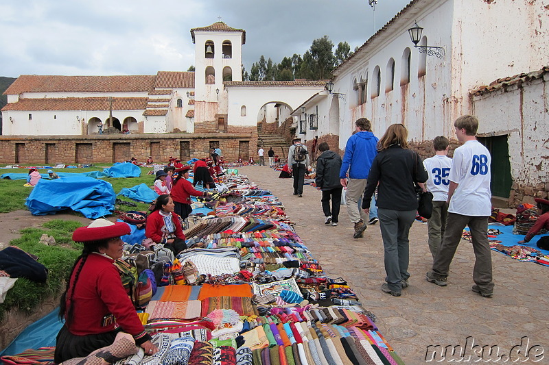 Markt und Kirche in Chinchero, Urubamba Valley, Peru