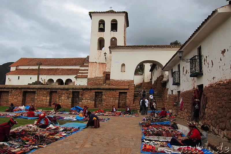 Markt und Kirche in Chinchero, Urubamba Valley, Peru